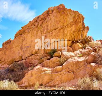 Natura, deserto e affioramento roccioso con formazione, geologia e posizione in ambiente, all'aperto e in estate. Campagna, pietra ed ecosistema con Foto Stock