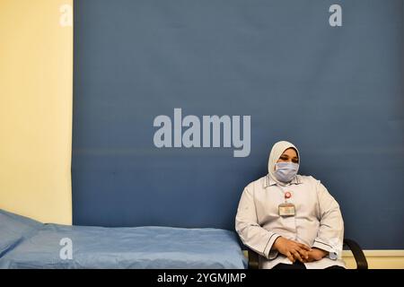 Ismailia, Egitto. 24 gennaio 2021. Il personale medico riceve il vaccino Sinopharm Covid-19 di fabbricazione cinese presso l'Abu Khalifa Hospital, nella città egiziana nord-orientale di Ismailia. La campagna di vaccinazione è iniziata nel paese prendendo di mira i primi operatori sanitari in 40 ospedali che isolano e trattano pazienti Covid-19 in tutto il paese. Secondo le autorità egiziane, anche l'Egitto ha contratto l'acquisto di milioni di dosi di Pfizer/BioNTech e dei vaccini AstraZeneca Foto Stock
