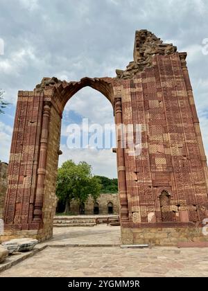 Qutub minar , sito patrimonio mondiale dell'UNESCO del XII secolo , Delhi , india Foto Stock