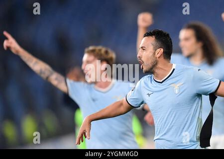 Roma, Italia. 7 novembre 2024. Pedro Eliezer Rodriguez Ledesma della SS Lazio festeggia con i compagni di squadra la vittoria al termine della partita di calcio di Europa League tra SS Lazio e FC Porto allo stadio Olimpico di Roma (Italia), 7 novembre 2024. Crediti: Insidefoto di andrea staccioli/Alamy Live News Foto Stock