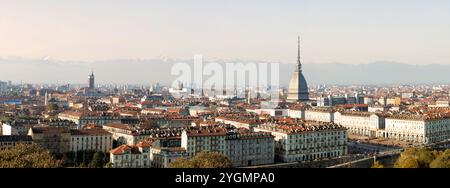 La Mole Antonelliana antenna vista panoramica, un importante edificio di riferimento nella città di Torino e Regione Piemonte Foto Stock