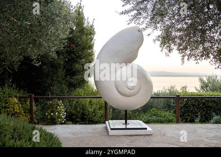 Sirmione, Italia - 21 settembre 2024: Scultura Nautilus di Stefano Bombardieri nel Parco Tomelleri Foto Stock