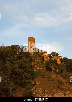 Vista delle rovine del castello di Randeck che si affaccia sulla valle di Altmühl, Baviera, Germania, alla luce della sera Foto Stock