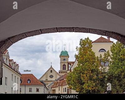 Vista del quartiere Stadtamhof della città di Ratisbona con monastero e chiesa di San Mang, Baviera, Germania Foto Stock
