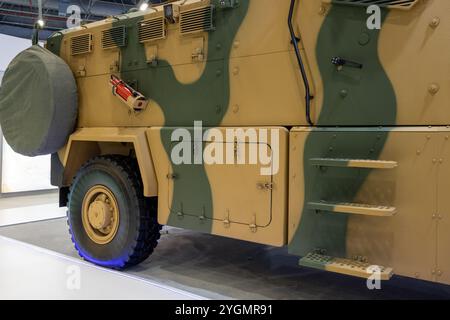 Camion blindato militare con motivo e colore mimetico. Guerra e industria della difesa Foto Stock