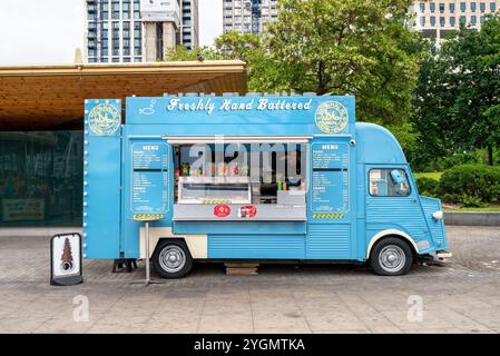 Londra, Regno Unito - 6 giugno 2023: Un furgone mobile Fish and Chip parcheggiato sulla South Bank, Londra. Popolare e tradizionale servizio di Street food in questo ambiente culturale Foto Stock