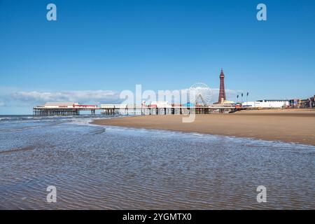 Una giornata limpida e soleggiata nella località balneare di Blackpool sulla costa del Lancashire, Inghilterra nordoccidentale. Foto Stock