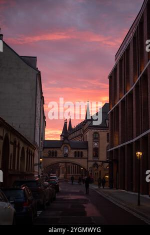 L'incredibile cielo al tramonto sopra la Congregazione delle Suore di Santa Elisabetta di Wrocław illumina la splendida facciata innevata e l'elegante arco di questo storico Foto Stock