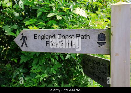 Segnale England Coast Path, Reighton Sands verso Filey, North Yorkshire, Inghilterra, Regno Unito Foto Stock