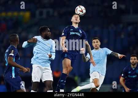 Roma, Italia. 7 novembre 2024. Nehuen Perez di Porto va per un colpo di testa sotto la pressione di Boulaye dia e Matias Vecino della Lazio durante l'Europa UEFA Foto Stock