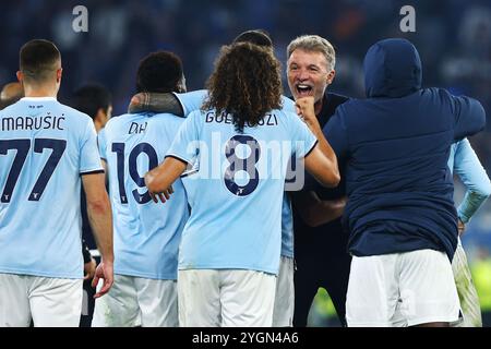 Roma, Italia. 7 novembre 2024. I giocatori della Lazio e il capo allenatore Marco Baroni celebrano la vittoria al termine della fase UEFA Europa League, League, Foto Stock