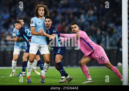 Roma, Italia. 7 novembre 2024. Matteo Guendouzi della Lazio, Stephen Eustaquio e il portiere del Porto Diogo Costa lottano per il pallone durante l'UE UEFA Foto Stock