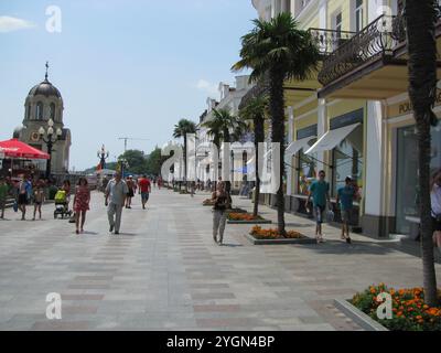 Yalta, Crimea, Ucraina - 15 luglio 2011: Le frontiere marittime del Mar Nero sono popolari per camminare Foto Stock