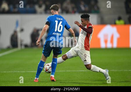 Sinsheim, Germania. 7 novembre 2024. Zweikampf, Aktion Anton Stach TSG 1899 Hoffenheim (16) Gegen Gift Orban Olympique Lyon Lyonnais OL (09) TSG 1899 Hoffenheim vs Olympique Lyonnais Lyon 07.11.2024 LE NORMATIVE DFL VIETANO QUALSIASI USO DI FOTOGRAFIE COME SEQUENZE DI IMMAGINI E/O QUASI-VIDEO/dpa/Alamy Live News Foto Stock