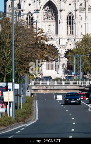 Avenue de la Reine con la chiesa di nostra Signora di Laeken a Laeken, regione di Bruxelles capitale, Belgio, 26 ottobre 2024 Foto Stock