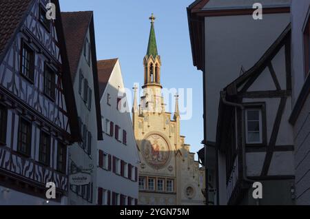 Vicolo della città vecchia con vista sull'ospedale dello Spirito Santo, facciata neogotica, lago di Bad Forest, alta Svevia, Baden-Wuerttemberg, Germania, Europa Foto Stock