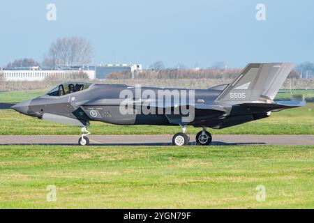 Un caccia d'attacco furtivo supersonico Lockheed Martin F-35 Lightning II della Royal Norwegian Air Force presso la base aerea di Leeuwarden. Foto Stock