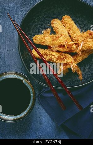 Gamberi in tempura, fritti in profondità, su un piatto nero, con salsa di soia, primo piano, vista dall'alto, nessuno Foto Stock