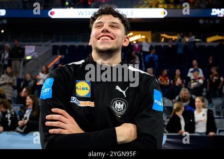 Mannheim, Germania. 7 novembre 2024. Pallamano: Qualificazioni al Campionato europeo, Germania - Svizzera, 2° turno di qualificazione, gruppo 7, giorno 1, Marko Grgic della Germania) ridendo. Crediti: Marco Wolf/dpa/Alamy Live News Foto Stock