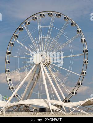 Una vista della ruota panoramica Baku Eye, situata accanto al centro commerciale Deniz, Baku, Azerbaigian Foto Stock