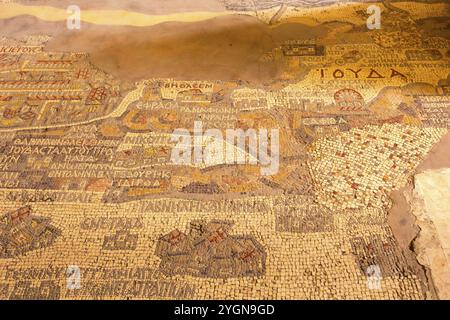 Madaba, Giordania, 5 novembre 2022: Mappa a mosaico interno del vi secolo della Terra Santa sul pavimento della Basilica greco-ortodossa di San Giorgio, Asia Foto Stock