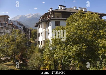 Hotel a Bansko, Bulgaria e Monti Pirin estivi sullo sfondo Foto Stock