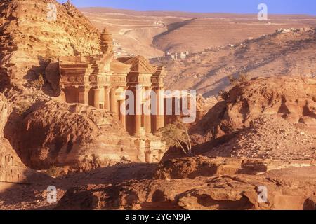 Monastero di ad Deir nell'antica città di Petra, vista panoramica sul tramonto della Giordania, sito patrimonio dell'umanità dell'UNESCO Foto Stock