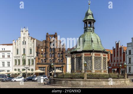 Nel 1602, la fontana Wismar produsse opere d'arte acquatica sulla piazza del mercato e sulle case a spiovente circostanti di edifici storici con l'Alter Schw Foto Stock