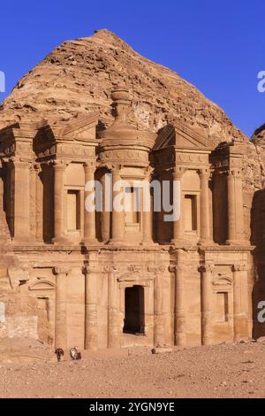 Monastero di ad Deir nell'antica città di Petra, vista panoramica sul tramonto della Giordania, sito patrimonio dell'umanità dell'UNESCO Foto Stock