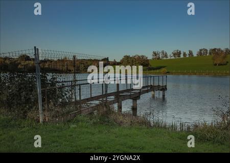 St Germain Les Belles, Hautes Vienne, Francia - 6 novembre 2024 - Vecchia getty di metallo che esce in un lago ormai in disuso e recintato Foto Stock