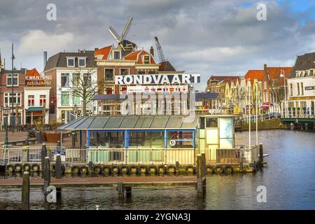 Leida, Paesi Bassi, 7 aprile 2016: Panorama con case tradizionali olandesi, porto sul canale e mulino a vento in Olanda Foto Stock