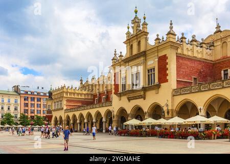 Cracovia, Polonia, 18 giugno 2019: Il panorama della Cloth Hall nella piazza principale del mercato Rynek Glowny, Europa Foto Stock