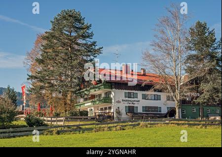 Agriturismo sullo Schweineberg, cielo azzurro, vicino a Ofterschwang, Allgaeu, Baviera, Germania, Europa Foto Stock