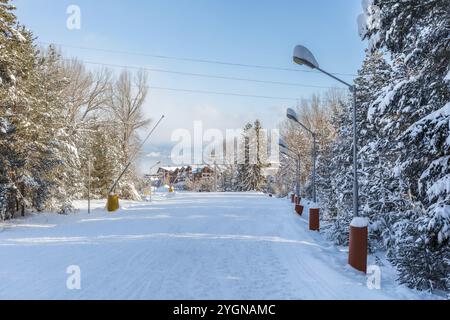 Bansko, Bulgaria Resort invernale bulgaro con piste da sci, cabine di risalita e stazione di gondola Foto Stock