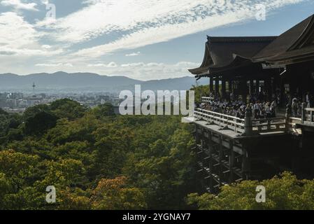 I turisti affollano la terrazza della sala principale, risalente a 400 anni fa, del tempio Kiyomizu-dera di Kyoto. Il complesso è un sito patrimonio dell'umanità dell'UNESCO e uno di questi Foto Stock