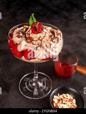 Mousse al cioccolato con lamponi e dessert alle fragole Foto Stock