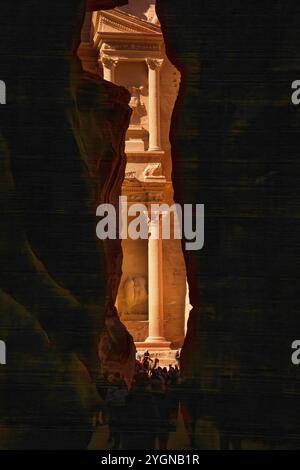 Petra, Giordania, 3 novembre 2022: People Entering Treasury, al Khazneh, Siq canyon walls and building view, Asia Foto Stock