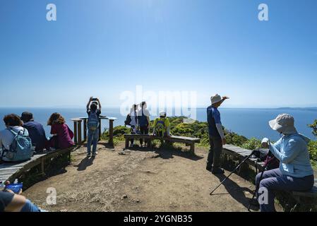 Un gruppo di persone sta su una piattaforma panoramica sul Monte Nokogiri a Chiba e guarda il mare verso Tokyo Foto Stock