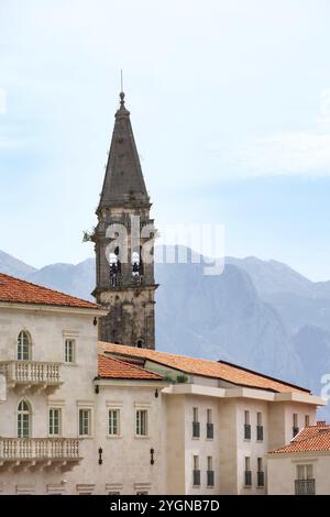Perast, Montenegro Campanile della Chiesa di San Nicholas tra le vecchie case Foto Stock