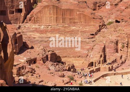 Petra, Giordania, 3 novembre 2022: Anfiteatro nabateo nella città antica, vista aerea ad alto angolo, Asia Foto Stock