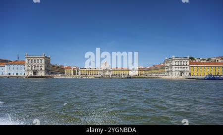 Vista della magnifica facciata del palazzo sul lungofiume, ricca di dettagli architettonici, Praca do Comercio, Lisbona, Portogallo, Europa Foto Stock