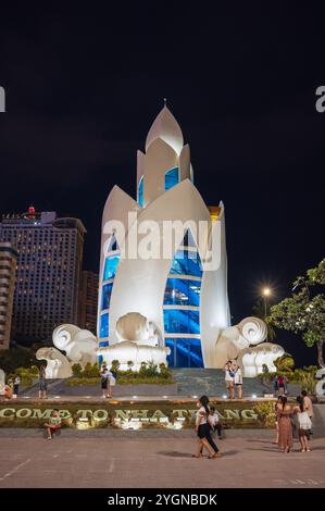 Popolare attrazione turistica è la Torre del Loto o Thap tram Huong Tower sulla piazza centrale di notte in Asia. Nha Trang, Vietnam - 2 settembre 2024 Foto Stock