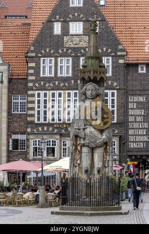 Statua in pietra con armatura e stemma Brema Roland sulla piazza del mercato nella città vecchia di Brema, città anseatica di Brema, Germania, Europa Foto Stock