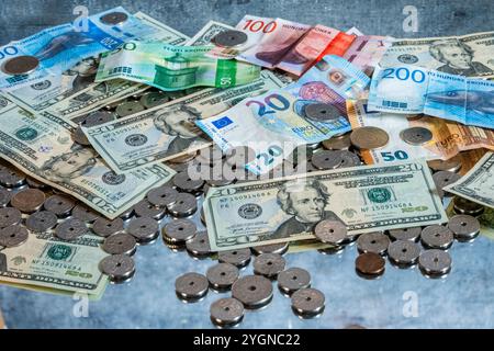 Oslo 20241108. Illustrasjon av mynter og pengesedler med ulik valuta. Euro, norske kroner og og USD (Dollaro americano, dollaro americano). Foto: Heiko Junge/NTB Foto Stock