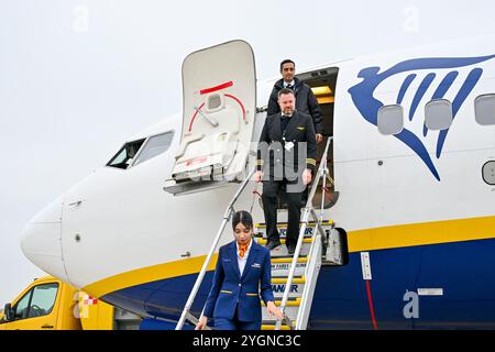 Hoersching, Austria. 8 novembre 2024. HOERSCHING, AUSTRIA - 8 NOVEMBRE: Flugpersonal und Flugkapitaen waehrend der Praesentation des Comeback der Fluglinie Ryanair am Flughafen Linz Flughafen Linz am 8 novembre 2024 a Hoersching, Austria.241108 SEPA 20 040 - 20241108 PD33314 credito: APA-PictureDesk/Alamy Live News Foto Stock