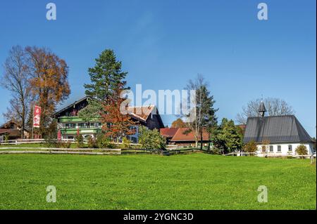 Locanda e cappella sullo Schweineberg, cielo blu, vicino a Ofterschwang, Allgaeu, Baviera, Germania, Europa Foto Stock