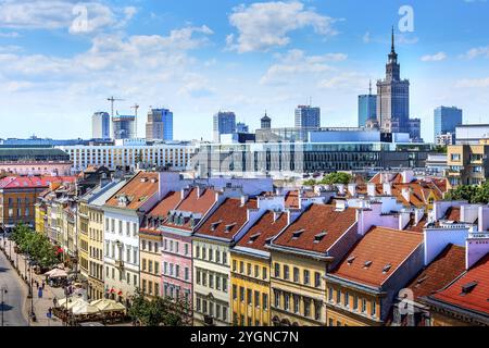 Varsavia, Polonia, 24 giugno 2019: Grattacieli moderni e vecchie case colorate vista sulla strada nella città vecchia della capitale polacca vista aerea, Europa Foto Stock