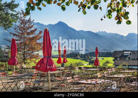 Birreria all'aperto autunnale con ombrelloni sullo Schweineberg, sulle Alpi Allgaeu vicino a Ofterschwang, Allgaeu, Baviera, Germania, Europa Foto Stock