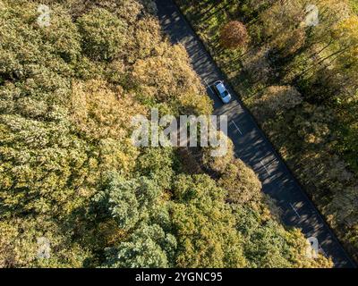 Le auto viaggiano lungo la Lever Causeway Road a Bebington, Wirral, Inghilterra Foto Stock