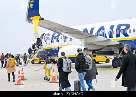 Hoersching, Austria. 8 novembre 2024. HOERSCHING, AUSTRIA - 8 NOVEMBRE: Passagiere des Ryan Air Fluges am Flughafen Linz waehrend der Praesentation des Comeback der Fluglinie Ryanair am Flughafen Linz Flughafen Linz am 8 novembre 2024 a Hoersching, Austria.241108 SEPA 20 032 - 20241108 PD3395 credito: APA-PictureDesk/Alamy Live News Foto Stock